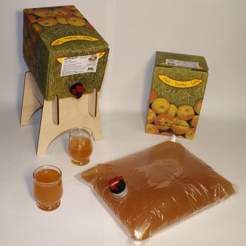 ber Apfelsaft aus der Region Hohenlohe auf Holzständer